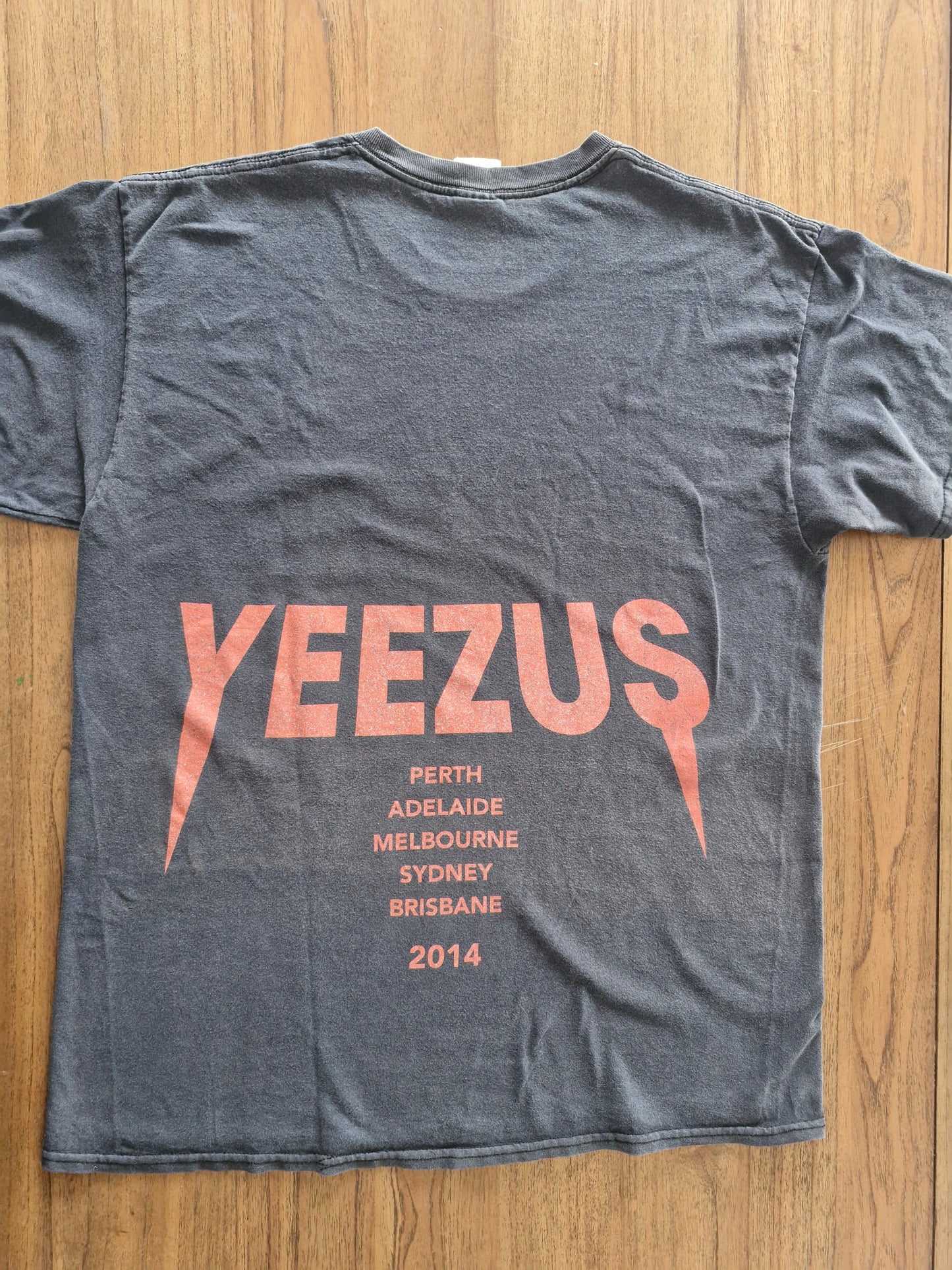 Kanye West Yeezus Australian Tour 2014 T-Shirt – Skull & Roses Graphic (Size L)