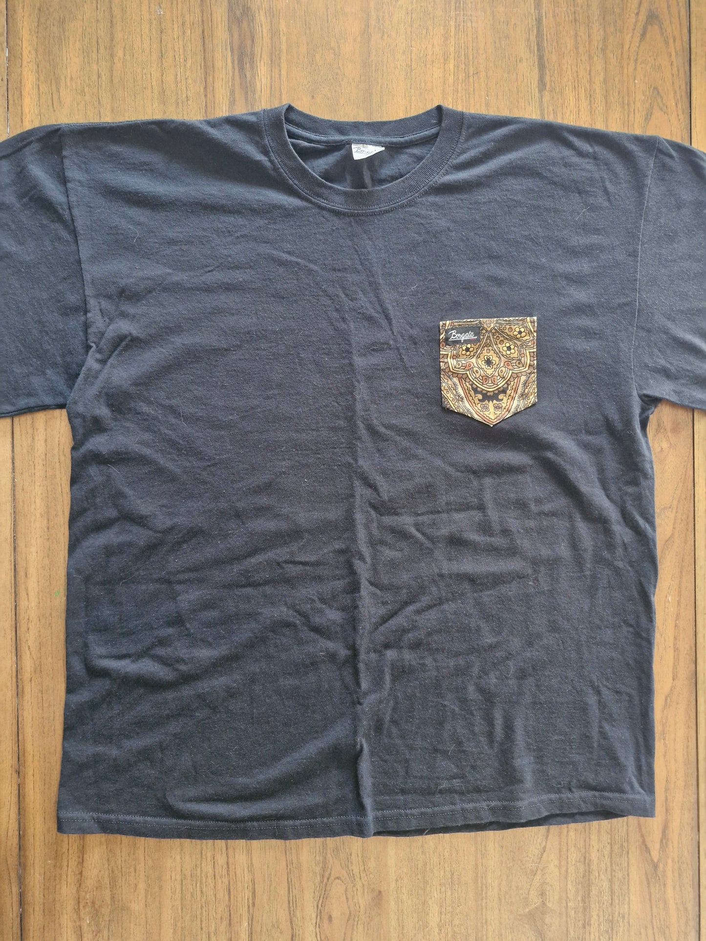 Borgata – Black Pocket T-Shirt with Gold Paisley Print – Size XL (Streetwear)