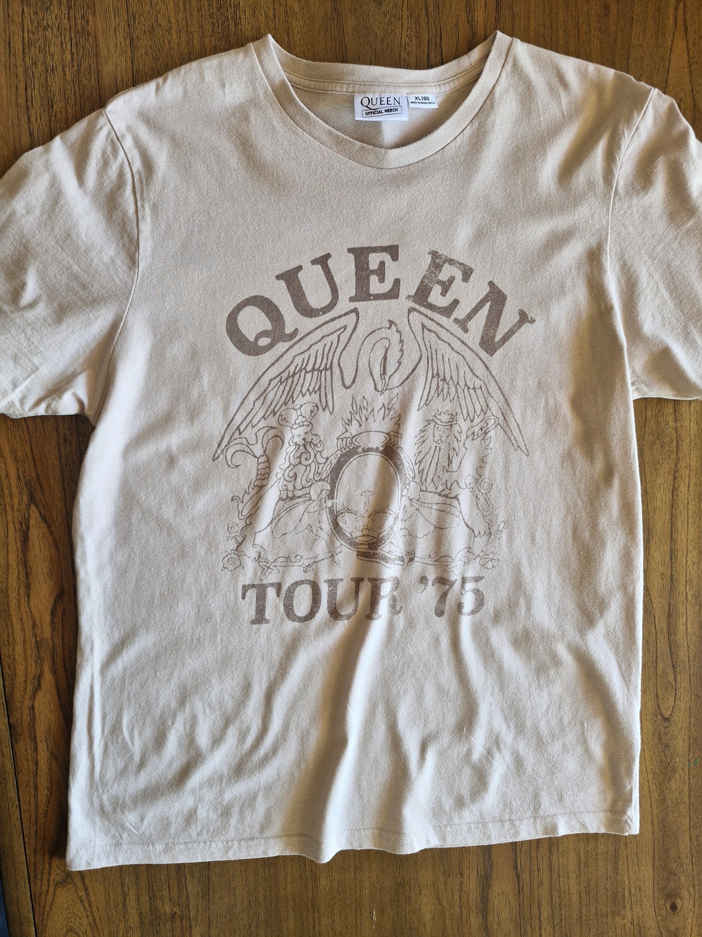 Queen “Tour ’75” Vintage Style Band T-Shirt – Official Merch – XL Beige