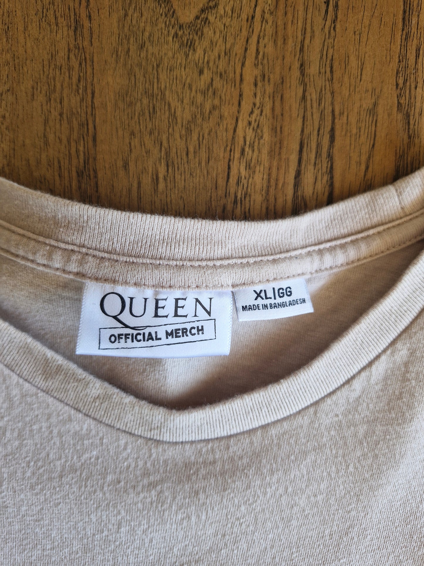 Queen “Tour ’75” Vintage Style Band T-Shirt – Official Merch – XL Beige