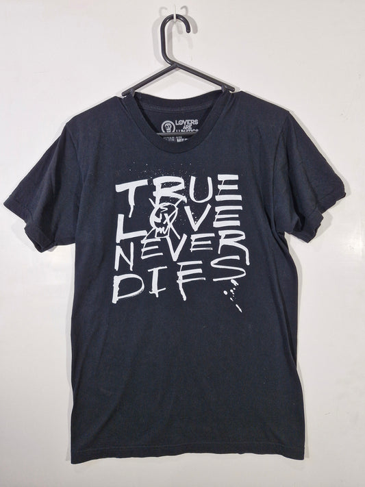 Lovers Are Lunatics True Love Never Dies Black Graphic T-Shirt – Size Medium